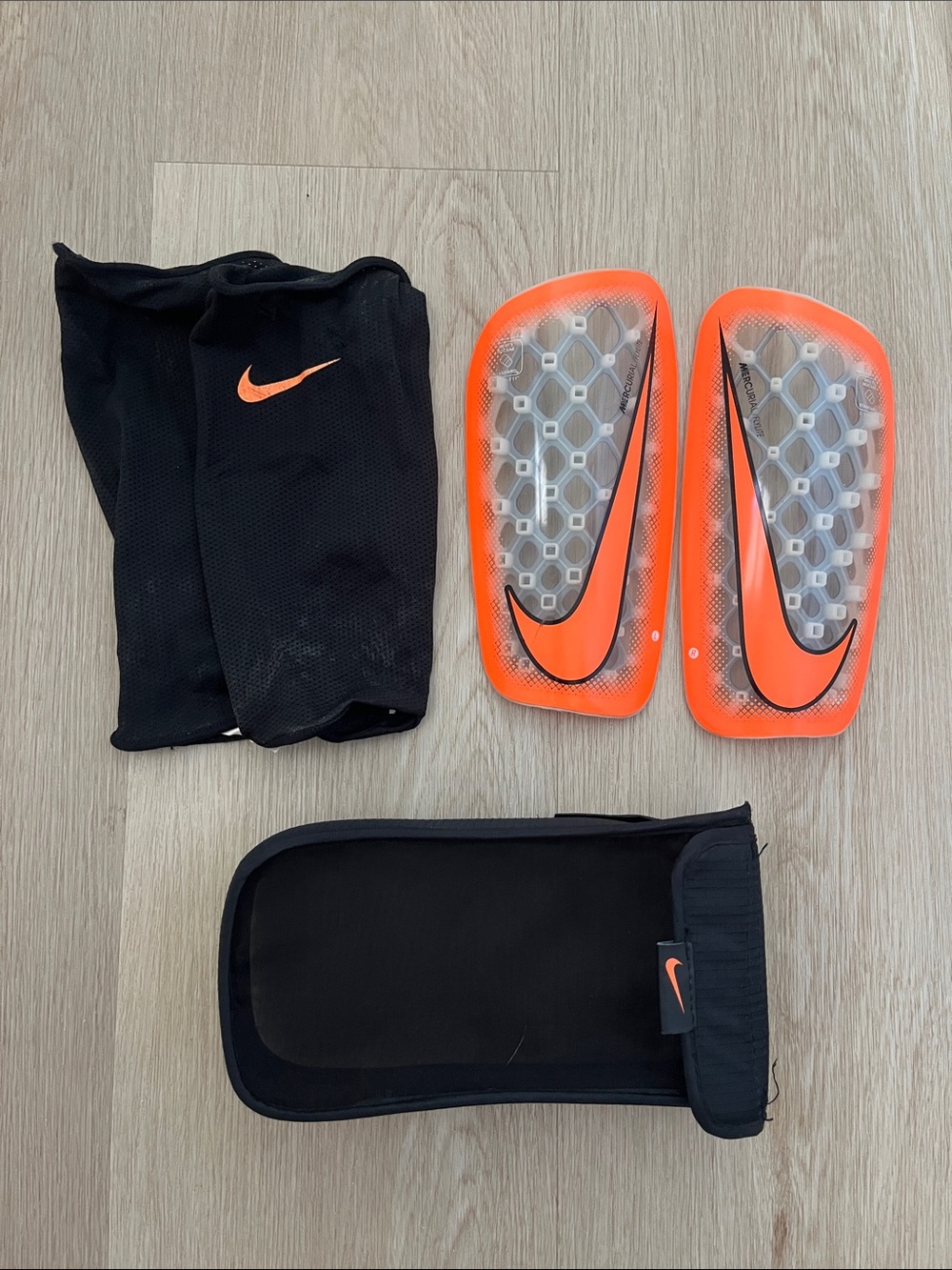 Nike Mercurial Flylite Soccer Shin Guard Set with Sleeves / Men’s Large 5’7-11”